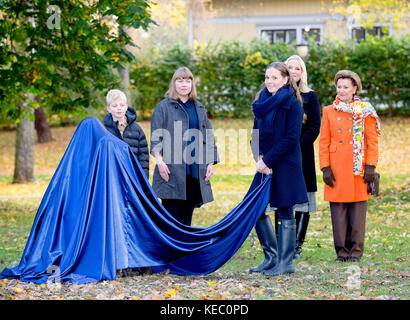 Oslo, Norwegen. Oktober 2017. Königin Sonja, Kronprinzessin Mette-Marit und Prinzessin Ingrid Alexandra von Norwegen im Slottsparken in Oslo, am 19. Oktober 2017, um zwei neue Skulpturen im Skulpturenpark von Prinzessin Ingrid Alexandra zu enthüllen Credit: Albert Nieboer/Netherlands out/Point de Vue out · NO WIRE SERVICE · Credit: Albert Nieboer/RoyalPress/dpa/Alamy Live News Stockfoto