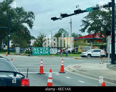 Gainesville, USA. 19 Okt, 2017. . Menschen, die sich gegen Richard Spencer, Präsident der Nationalen Policy Institute, ein weißes supremacist Think Tank, der heute an der Universität von Florida am 19. Oktober 2017 in Gainesville, Florida, zu protestieren. Demonstranten wurden an der SW-Ecke der University Avenue und 34th Street, ein paar Blocks von der sprechenden Veranstaltungsort, Phillips Zentrum für darstellende Kunst. Credit: Cecile Marion/Alamy Leben Nachrichten entfernt Stockfoto