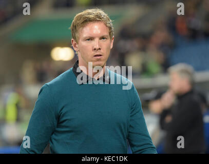 Sinsheim, Deutschland - 19. Oktober, Rhein-Neckar-Arena. Trainer Julian Nagelsmann von Hoffenheim während des Spiels zwischen TSG Hoffenheim und Istanbul Basaksehir FK beim 3. Spieltag in der Gruppe C der Europa-Liga. (Foto von Ulrich Roth / ulrich-roth.de) +++ Foto ist honorarpflichtig +++ Stockfoto