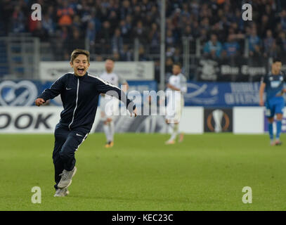 Sinsheim, Deutschland - 19. Oktober, Rhein-Neckar-Arena. Ein Kind läuft während des Spiels zwischen TSG Hoffenheim und Istanbul Basaksehir FK auf das Feld. Spieltag in der Gruppe C der Europa-Liga. (Foto von Ulrich Roth / ulrich-roth.de) +++ Foto ist honorarpflichtig +++ Stockfoto