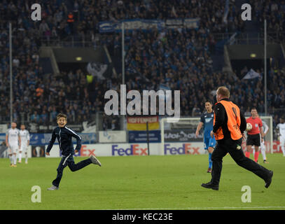 Sinsheim, Deutschland - 19. Oktober, Rhein-Neckar-Arena. Ein Kind läuft während des Spiels zwischen TSG Hoffenheim und Istanbul Basaksehir FK auf das Feld. Spieltag in der Gruppe C der Europa-Liga. (Foto von Ulrich Roth / ulrich-roth.de) +++ Foto ist honorarpflichtig +++ Stockfoto