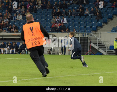 Sinsheim, Deutschland - 19. Oktober, Rhein-Neckar-Arena. Ein Kind läuft während des Spiels zwischen TSG Hoffenheim und Istanbul Basaksehir FK auf das Feld. Spieltag in der Gruppe C der Europa-Liga. (Foto von Ulrich Roth / ulrich-roth.de) +++ Foto ist honorarpflichtig +++ Stockfoto