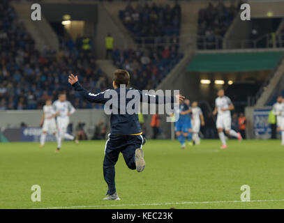 Sinsheim, Deutschland - 19. Oktober, Rhein-Neckar-Arena. Ein Kind läuft während des Spiels zwischen TSG Hoffenheim und Istanbul Basaksehir FK auf das Feld. Spieltag in der Gruppe C der Europa-Liga. (Foto von Ulrich Roth / ulrich-roth.de) +++ Foto ist honorarpflichtig +++ Stockfoto