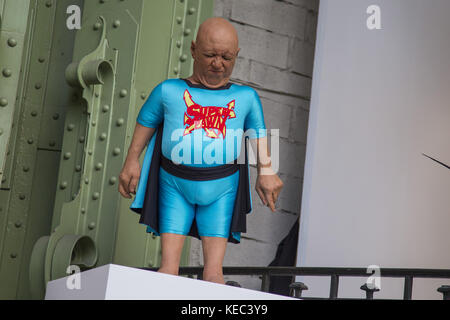 Paris, Paris, Frankreich. Oktober 2017. Eine Skulptur eines kleinen Mannes ist auf der FIAC 2017 International Contemporary Art Fair im Grand Palais zu sehen. Quelle: SOPA/ZUMA Wire/Alamy Live News Stockfoto