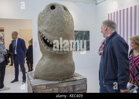 Paris, Paris, Frankreich. Oktober 2017. Während der FIAC 2017 International Contemporary Art Fair im Grand Palais wird ein Mann abgebildet, während er sich eine künstlerische Skulptur anschaut. Quelle: SOPA/ZUMA Wire/Alamy Live News Stockfoto