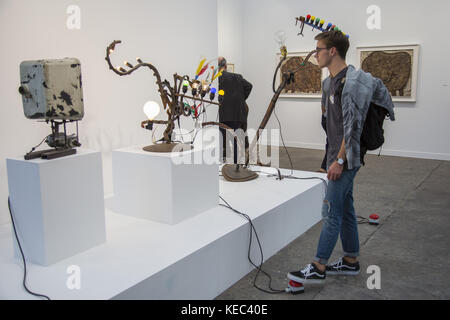 Paris, Paris, Frankreich. 19 Okt, 2017. Ein Mann abgebildet ist, während einige künstlerische Skulptur während der fiac 2017 Internationale Messe für zeitgenössische Kunst, im Grand Palais. Credit: Sopa/zuma Draht/alamy leben Nachrichten Stockfoto