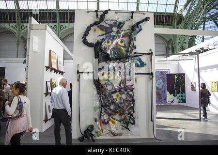 Paris, Paris, Frankreich. Oktober 2017. Während der FIAC 2017 International Contemporary Art Fair im Grand Palais wird ein Mann fotografiert, während er sich eine künstlerische Skulptur anschaut. Quelle: SOPA/ZUMA Wire/Alamy Live News Stockfoto