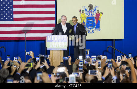 Newark, NJ, USA. 19 Okt, 2017. Ehemaliger Präsident Barack Obama wirbt für New Jersey gubernatorial Anwärter Phil Murphy (d) am 19. Oktober 2017 im Hotel Robert behandeln in Newark, NJ Credit: Michael brochstein/zuma Draht/alamy leben Nachrichten Stockfoto