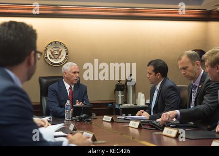 Washington, Vereinigte Staaten Von Amerika. Oktober 2017. Vizepräsident Pence trifft sich mit Puerto Rico, Gouverneur Ricardo Rossello, Washington DC, USA Credit: Planetpix/Alamy Live News Stockfoto