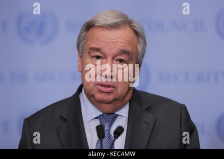 New York, NY, USA. Oktober 2017. Vereinte Nationen, New York, USA, 18. Oktober 2017 - Generalsekretär Antonio Guterres informiert Journalisten über seine bevorstehende Reise in die Zentralafrikanische Republik heute im UN-Hauptquartier in New York City. Foto: Luiz Rampelotto/EuropaNewswire Credit: Luiz Rampelotto/ZUMA Wire/Alamy Live News Stockfoto