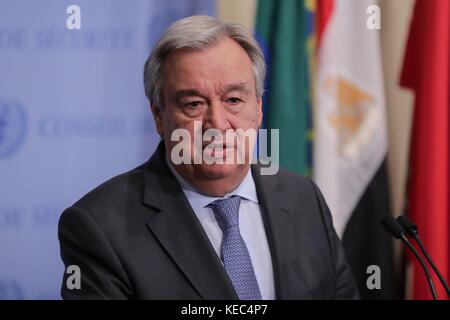 Vereinte Nationen, New York, USA, 18. Oktober 2017 - Generalsekretär Antonio Guterres informiert Journalisten über seine bevorstehende Reise in die Zentralafrikanische Republik heute im UN-Hauptquartier in New York City. Foto: Luiz Rampelotto/EuropaNewswire | Nutzung weltweit Stockfoto