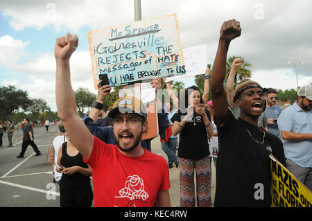 Gainesville, Florida, USA. 19 Okt, 2017. die Demonstranten mit Zeichen zeigen, während die weißen nationalistischen Richard Spencer, Präsident der nationalen Policy Institute, ein weißes supremacist think tank, an der Universität von Florida spricht am 19. Oktober 2017 in Gainesville, Florida. Hunderte von Polizeibeamten an Hand die Demonstranten zu steuern. Credit: Paul Hennessy/alamy leben Nachrichten Stockfoto