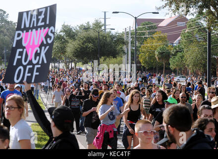 Gainesville, Florida, USA. 19 Okt, 2017. Demonstranten März mit Zeichen beim weißen nationalistischen Richard Spencer, Präsident der nationalen Policy Institute, ein weißes supremacist think tank, an der Universität von Florida spricht am 19. Oktober 2017 in Gainesville, Florida. Hunderte von Polizeibeamten waren an Hand der Demonstranten zu steuern. Credit: Paul Hennessy/alamy leben Nachrichten Stockfoto