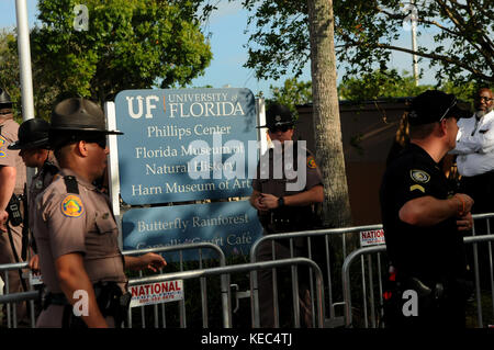 Gainesville, Florida, USA. 19 Okt, 2017. Polizei monitor Demonstranten nach weißen nationalistischen Richard Spencer, Präsident der nationalen Policy Institute, ein weißes supremacist think tank, sprach an der Universität von Florida am 19. Oktober 2017 in Gainesville, Florida. Hunderte von Polizeibeamten waren an Hand der Demonstranten. Credit: Paul Hennessy/alamy Leben Nachrichten Steuerung Stockfoto