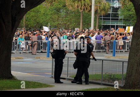 Gainesville, Florida, USA. 19 Okt, 2017. Die Polizei beobachten Demonstranten während weißen nationalistischen Richard Spencer, Präsident der nationalen Policy Institute, ein weißes supremacist think tank, spricht an der Universität von Florida am 19. Oktober 2017 in Gainesville, Florida. Hunderte von Polizeibeamten waren an Hand der Demonstranten. Credit: Paul Hennessy/alamy Leben Nachrichten Steuerung Stockfoto