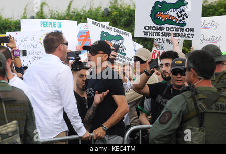 Gainesville, Florida, USA. 19 Okt, 2017. Demonstranten gegenüberstehen, während weißen nationalistischen Richard Spencer, Präsident der nationalen Policy Institute, ein weißes supremacist think tank, an der Universität von Florida spricht am 19. Oktober 2017 in Gainesville, Florida. Hunderte von Polizeibeamten waren an Hand der Demonstranten zu steuern. Credit: Paul Hennessy/alamy leben Nachrichten Stockfoto