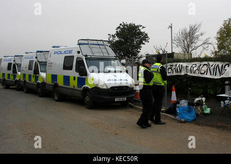 York, North Yorkshire, Großbritannien. Oktober 2017. Eine schwerhandige Polizeipräsenz versperrt ein Haupttor der Fracking-Unternehmen, um zu verhindern, dass Anti-Fracking-Demonstranten zwei Freunden helfen, die sich auf einen Holzturm am Eingang des Unternehmens eingeschlossen haben, um die Fahrzeuge der Firma zu blockieren.zwei Anti-Fracking-Demonstranten aus dem Anti-Fracking-Lager Kirby-Misperton in North Yorkshire wurden kurz nach ihnen verhaftet Endete eine 24-stündige Verriegelung zu einem hölzernen Turm, der das Haupttor der Fracking Company ''Third Energy''' in North Yorkshire blockierte. Die Polizei von North Yorks übertraf die Zahl der Demonstranten Stockfoto