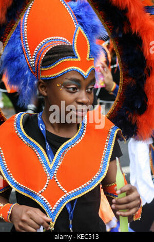 Leeds, Leeds, Großbritannien. August 2012. Ein junger Teilnehmer bei der Parade gesehen.der Leeds West Indian Carnival ist einer der am längsten laufenden authentischen Caribbean Carnival Parade in Europa in Großbritannien. Es begann 1967 als eine Möglichkeit, die karibische Kultur und Tradition für diejenigen westindischen Abstammung in Leeds am Leben zu erhalten. Zehntausende von Nachtschwärmer schwelgen in den Sehenswürdigkeiten und Klängen dieses spektakulären Karnevals. 2017 feiert der Leeds West Indian Carnival seinen 50. Geburtstag. Der Karneval in Leeds bietet alle drei wesentlichen Elemente eines karibischen Karnevals: Kostüme, Musik und Stockfoto