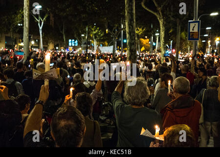 Barcelona, Spanien, Spanien. 17 Okt, 2017. eine Menge von demonstranten gesehen halten Kerzen während des zweiten Protest der Tag nach der Aufnahme im Gefängnis von Jordi cuixart und Jordi Sanchez. Rund 200.000 Menschen in Barcelona versammelt haben, für die Freilassung der beiden politischen Häftlinge und sovereigntists Führer im Gefängnis überliefert von Richter Carmen lamela zu bitten. die Demonstranten haben die Entschlossenheit, mit Demonstrationen und Kundgebungen zum Fortfahren, bis die Freigabe beider. Credit: Sopa/zuma Draht/alamy leben Nachrichten Stockfoto