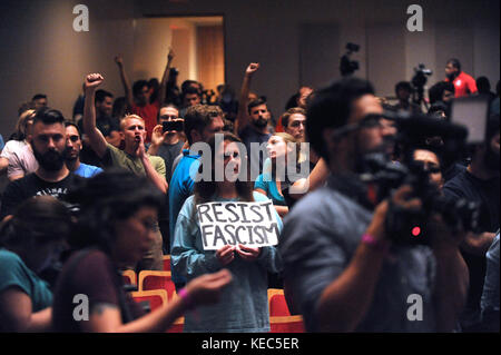 Gainesville, Florida, USA. 19 Okt, 2017. Demonstranten reagieren, während die weißen nationalistischen Richard Spencer, Präsident der nationalen Policy Institute, ein weißes supremacist think tank, an der Universität von Florida spricht am 19. Oktober 2017 in Gainesville, Florida. Hunderte von Polizeibeamten waren an Hand der Demonstranten zu steuern. Credit: Paul Hennessy/alamy leben Nachrichten Stockfoto