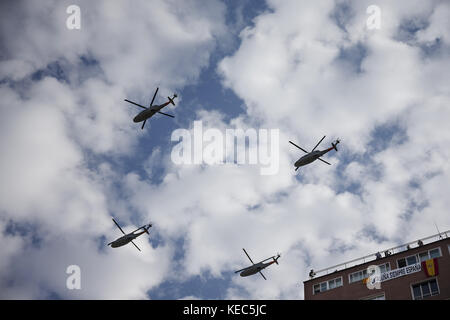 Madrid, Madrid, Spanien. Oktober 2017. Während der Parade werden mehrere Hubschrauber über dem Himmel von Madrid abgebildet. Die Militärparade zum Nationalfeiertag wurde in Madrid mit thematischem Charakter abgehalten, der zeigen soll, was die spanischen Truppen vor allem im Ausland und in Zusammenarbeit mit den staatlichen Sicherheitskräften und -Organen tun können. Daher die Beteiligung von Komponenten der Zivilgarde und dieses Jahr zum ersten Mal überhaupt des National Police Corps. Außerdem wurde in dieser Ausgabe die Hommage an die Gefallenen zivilen Opfer gewidmet und aus diesem Grund seine Majestät the begleitet Stockfoto