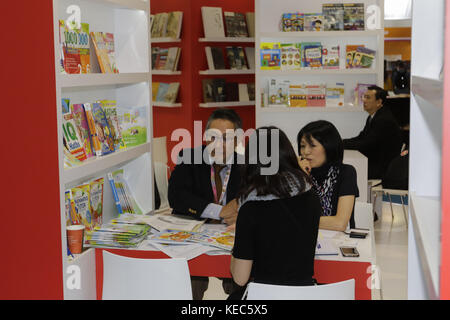 Frankfurt, Hessen, Deutschland. Oktober 2017. Besucher sprechen im Pavillon von Singapur auf der Frankfurter Buchmesse. Die Frankfurter Buchmesse 2017 ist die weltgrößte Buchmesse mit über 7.000 Ausstellern und über 250.000 erwarteten Besuchern. Es ist vom 11. Bis 15. Oktober geöffnet, wobei die letzten beiden Tage für die Öffentlichkeit zugänglich sind. Quelle: Michael Debets/SOPA/ZUMA Wire/Alamy Live News Stockfoto