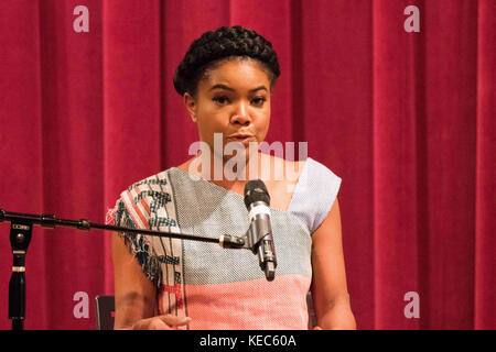 Philadelphia, Pennsylvania, USA. Oktober 2017. Mehrfach preisgekrönte Schauspielerin, Autorin, Produzentin GABRIELLE UNION, in der Free Library of Philadelphia, die ihr neues Buch „We’re Going to Need More Wine“ vorstellte Stockfoto