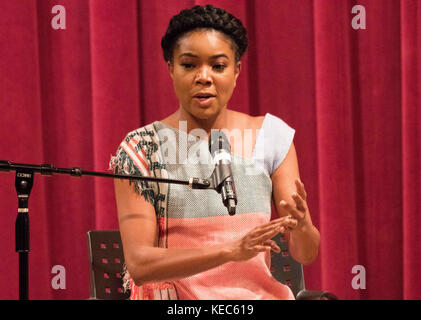 Philadelphia, Pennsylvania, USA. Oktober 2017. Mehrfach preisgekrönte Schauspielerin, Autorin, Produzentin GABRIELLE UNION, in der Free Library of Philadelphia, die ihr neues Buch „We’re Going to Need More Wine“ vorstellte Stockfoto