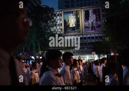 Bangkok, Bangkok, Thailand. 13 Okt, 2017. thai Studenten werden gesehen, ständigen Bezug auf Ende der thailändische König Bhumibol Adulyadej im Siriraj Krankenhaus mit den Porträts der neuen thailändischen König Rama x Maha vajiralongkorn und sein Vater König Bhumibol Adulyadej Rama IX hinter Ihnen während der ersten Jahrestag seines Todes. Thailand Marken ein Jahr seit seiner Majestät König Bhumibol Adulyadej bei 88 Jahre alt nach 70 Jahren Regierungszeit starb, das siriraj Krankenhauses hält eine Zeremonie, die der verstorbene König zu zahlen waren, er starb. Credit: Guillaume payen/Sopa/zuma Draht/alamy leben Nachrichten Stockfoto