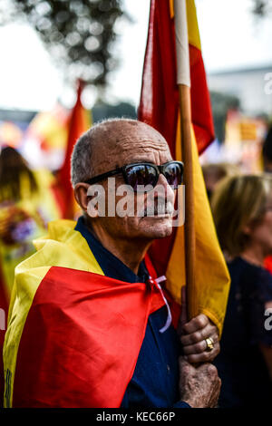 Oktober 12, 2017 - Barcelona, Katalonien, Spanien - ein Mann, eine spanische Flaggen verwirklichen, wie Sie einen Urlaub, bekannt als ''Dia de la Hispanidad" oder Spaniens nationaler Feiern.. Spanien feiert seine nationalen Tag inmitten einer der größten Krisen des Landes überhaupt als seine leistungsstarke nordöstliche Region Katalonien droht die Unabhängigkeit zu erklären. (Bild: © Sopa über Zuma Draht) Stockfoto