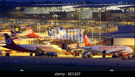 Hamburg, Deutschland. August 2014. DATEI - ein Easyjet-Flugzeug (r) parkt neben einem Flugzeug der Air Berlin am Flughafen Hamburg, Deutschland, 29. August 2014. Die Fluggesellschaft Easyjet plant die Übernahme von 25 Flugzeugen der insolventen Fluggesellschaft Air Berlin. Die Exklusivverhandlungen werden bis zum 20. Oktober 2017 fortgesetzt. Quelle: Bodo Marks/dpa/Alamy Live News Stockfoto