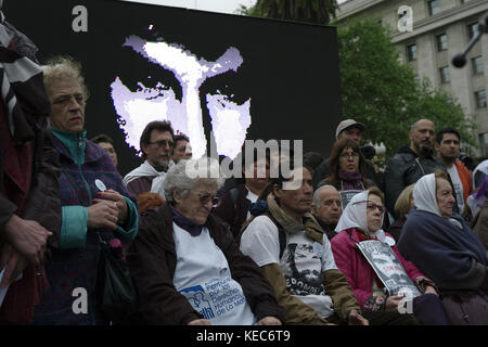 Bundeshauptstadt, Buenos Aires, Argentinien. 30. September 2017. Die Familie von Santiago Maldonado wird während eines Protestes gegen das Verschwinden von Santiago Maldonado seit dem 1. August 2017 gesehen.Trotz des Regens versammelten sich am Sonntag Tausende von Demonstranten auf der Plaza de Mayo, die von den Verwandten und Freunden von Santiago Maldonado zwei Monate nach seinem Verschwinden von Santiago Maldonado empfangen wurden. Verschiedene Proteste wurden in mehreren anderen Städten Argentiniens und im Ausland beobachtet, wie London, Stockfoto