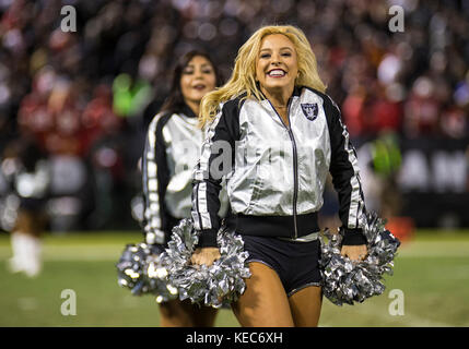 Oakland, Kalifornien, USA. 19 Okt, 2017. Oakland Raiderettes während der NFL Football Spiel zwischen Kansas City Chiefs und die Oakland Raiders 31-30 gewinnen an O. co Coliseum Stadium Oakland, Calif. Thurman James/CSM Credit: Cal Sport Media/Alamy leben Nachrichten Stockfoto