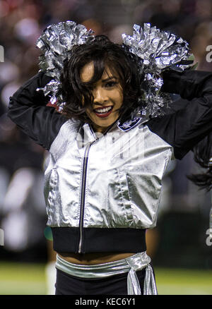 Oakland, Kalifornien, USA. 19 Okt, 2017. Oakland Raiderettes während der NFL Football Spiel zwischen Kansas City Chiefs und die Oakland Raiders 31-30 gewinnen an O. co Coliseum Stadium Oakland, Calif. Thurman James/CSM Credit: Cal Sport Media/Alamy leben Nachrichten Stockfoto