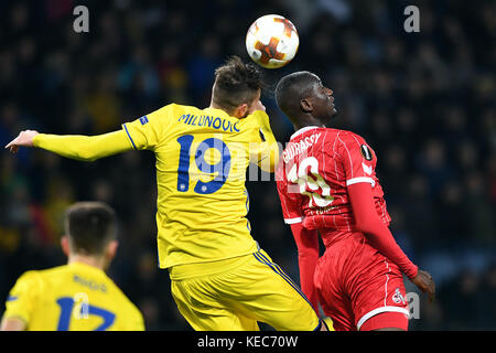 Barysaw, Weißrussland. Oktober 2017. Borissows Nemanja Milunovi· (l) und Sehrou Guirassy aus Köln in der Gruppenphase der Europa League zwischen dem FC BATE Borisov und 1. FC Köln in Barysaw, Weißrussland, 19. Oktober 2017. Quelle: Federico Gambarini/dpa/Alamy Live News Stockfoto