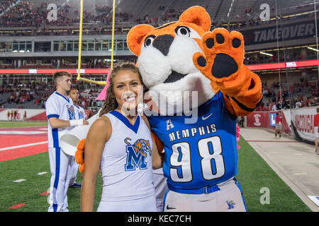 Houston, TX, USA. 19 Okt, 2017. Memphis Tigers Maskottchen Pouncer stellt mit einem Memphis Cheerleader vor ein NCAA Football Spiel zwischen der Memphis Tigers und der Universität von Houston Cougars bei tdecu Stadion in Houston, TX. Memphis gewann das Spiel 42-38. Trask Smith/CSM/Alamy leben Nachrichten Stockfoto