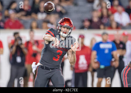 Houston, TX, USA. 19 Okt, 2017. Houston Cougars Quarterback Kyle Postma (3) leitet während des 1. Quartals ein NCAA Football Spiel zwischen der Memphis Tigers und der Universität von Houston Cougars bei tdecu Stadion in Houston, TX. Memphis gewann das Spiel 42-38. Trask Smith/CSM/Alamy leben Nachrichten Stockfoto