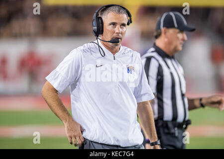 Houston, TX, USA. 19 Okt, 2017. Memphis Tiger Head Coach Mike Norvell im zweiten Quartal eine NCAA Football Spiel zwischen der Memphis Tigers und der Universität von Houston Cougars bei tdecu Stadion in Houston, TX. Memphis gewann das Spiel 42-38. Trask Smith/CSM/Alamy leben Nachrichten Stockfoto