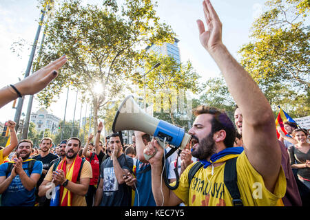 Barcelona, Katalonien, Spanien. Oktober 2017. Tausende von Bürgern versammeln sich während eines regionalen Generalstreiks auf der Plaza Universitat, um gegen die Gewalt zu protestieren, die die Abstimmung am Sonntag vereitelte. Quelle: Brais G. Rouco/SOPA/ZUMA Wire/Alamy Live News Stockfoto