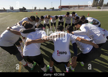 Illescas, Toledo, Spanien. 6. Okt, 2017. Die Teammitglieder vollständig an die spanischen Traditionen angepasst sind. der Stadt Illescas in Toledo in Spanien eine Fußballmannschaft der koreanischen Spieler, die in Spanien leben, sind für ihre europäischen Traum begrüßt. Sie sind insgesamt 20 junge Menschen, die sich integrieren. Die qum fc (''Dream'' in der Koreanischen), die in einer ungewöhnlichen Casting in Seoul, die mehr als 500 Personen, deren Veranstalter und Präsident des Teams, Kim de Ho angewandte ausgewählt wurden, ist ein Geschäftsmann aus dem Randgebiet von Seoul, der sich in Getafe vor drei Jahren errichtet, während Rubén caã±o, Stockfoto