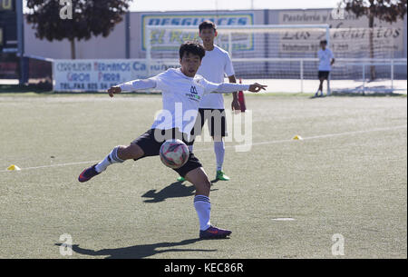 Illescas, Toledo, Spanien. 6. Okt, 2017. Einen Moment der Ausbildung für die jungen Spieler. Die Stadt Illescas in Toledo in Spanien eine Fußballmannschaft der koreanischen Spieler, die in Spanien leben, sind für ihre europäischen Traum begrüßt. Sie sind insgesamt 20 junge Menschen, die sich integrieren. Die qum fc (''Dream'' in der Koreanischen), die in einer ungewöhnlichen Casting in Seoul, die mehr als 500 Personen, deren Veranstalter und Präsident des Teams, Kim de Ho angewandte ausgewählt wurden, ist ein Geschäftsmann aus dem Randgebiet von Seoul, der sich in Getafe vor drei Jahren errichtet, während Rubén caã±o, der spanischen Gehirn von Th Stockfoto