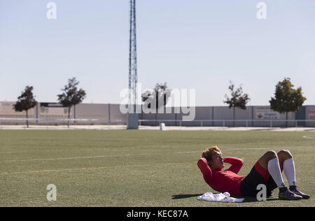 Illescas, Toledo, Spanien. Oktober 2017. Die Spieler leben in Illescas in ihrem europäischen Traum. Die Stadt Illescas in Toledo in Spanien begrüßte eine Fußballmannschaft südkoreanischer Spieler, die in Spanien für ihren europäischen Traum leben. Es sind insgesamt 20 junge Menschen, die sich integrieren. Der QUM FC („Traum“ auf Südkoreanisch), der in einer ungewöhnlichen Besetzung in Seoul ausgewählt wurde, bei der sich mehr als 500 Menschen bewarben. Ihr Promoter und Präsident des Teams, Kim de Ho, ist ein Geschäftsmann aus dem Stadtrand von Seoul, der sich vor drei Jahren in Getafe niederließ, während Rubén CaÃ±o, The Spa Stockfoto