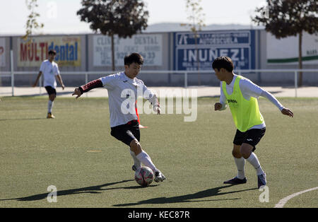 Illescas, Toledo, Spanien. 6. Okt, 2017. Einen Moment der Ausbildung für die jungen Spieler. Die Stadt Illescas in Toledo in Spanien eine Fußballmannschaft der koreanischen Spieler, die in Spanien leben, sind für ihre europäischen Traum begrüßt. Sie sind insgesamt 20 junge Menschen, die sich integrieren. Die qum fc (''Dream'' in der Koreanischen), die in einer ungewöhnlichen Casting in Seoul, die mehr als 500 Personen, deren Veranstalter und Präsident des Teams, Kim de Ho angewandte ausgewählt wurden, ist ein Geschäftsmann aus dem Randgebiet von Seoul, der sich in Getafe vor drei Jahren errichtet, während Rubén caã±o, der spanischen Gehirn o Stockfoto