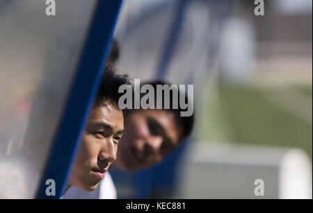 Illescas, Toledo, Spanien. Oktober 2017. Junge Spieler des QUM F.C. wurden an der Seite ruhend gesehen. Die Stadt Illescas in Toledo in Spanien begrüßte eine Fußballmannschaft südkoreanischer Spieler, die in Spanien für ihren europäischen Traum leben. Es sind insgesamt 20 junge Menschen, die sich integrieren. Der QUM FC („Traum“ auf Südkoreanisch), der in einer ungewöhnlichen Besetzung in Seoul ausgewählt wurde, bei der sich mehr als 500 Menschen bewarben. Ihr Promoter und Präsident des Teams, Kim de Ho, ist ein Geschäftsmann aus dem Stadtrand von Seoul, der sich vor drei Jahren in Getafe niederließ, während Rubén CaÃ±o, der Spanier Stockfoto