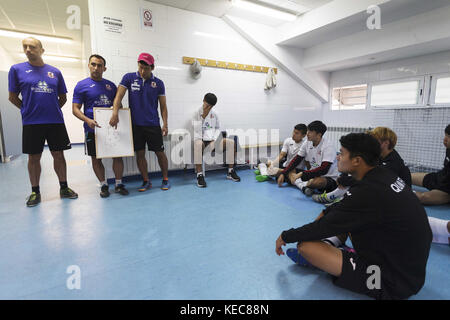 Illescas, Toledo, Spanien. 6. Okt, 2017. Der Trainer, unterstützt von einem Übersetzer angesehen Ausbildung Anweisungen. der Stadt Illescas in Toledo in Spanien eine Fußballmannschaft der koreanischen Spieler, die in Spanien leben, sind für ihre europäischen Traum begrüßt. Sie sind insgesamt 20 junge Menschen, die sich integrieren. Die qum fc (''Dream'' in der Koreanischen), die in einer ungewöhnlichen Casting in Seoul, die mehr als 500 Personen, deren Veranstalter und Präsident des Teams, Kim de Ho angewandte ausgewählt wurden, ist ein Geschäftsmann aus dem Randgebiet von Seoul, der sich in Getafe vor drei Jahren errichtet, während Rubén caã Stockfoto