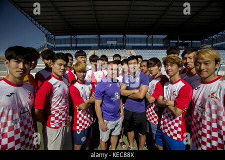 Illescas, Toledo, Spanien. Oktober 2017. Ein Gruppenfoto der QUM F.C. Spieler und Stabmitglieder. Die Stadt Illescas in Toledo in Spanien begrüßte eine Fußballmannschaft südkoreanischer Spieler, die in Spanien für ihren europäischen Traum leben. Es sind insgesamt 20 junge Menschen, die sich integrieren. Der QUM FC („Traum“ auf Südkoreanisch), der in einer ungewöhnlichen Besetzung in Seoul ausgewählt wurde, bei der sich mehr als 500 Menschen bewarben. Ihr Promoter und Präsident des Teams, Kim de Ho, ist ein Geschäftsmann aus dem Stadtrand von Seoul, der sich vor drei Jahren in Getafe niedergelassen hat, während Rubén CaÃ±o, die Spani Stockfoto