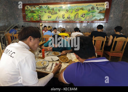 Illescas, Toledo, Spanien. 6. Okt, 2017. Die Spieler in einem chinesischen Restaurant in der Nähe des Bereich Credit gesehen Essen: Manu Reino/Sopa/zuma Draht/alamy leben Nachrichten Stockfoto