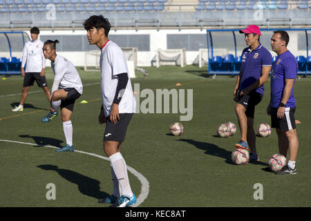 Illescas, Toledo, Spanien. Oktober 2017. Ein Moment des Trainings für die jungen Spieler. Die Stadt Illescas in Toledo in Spanien begrüßte eine Fußballmannschaft südkoreanischer Spieler, die in Spanien für ihren europäischen Traum leben. Es sind insgesamt 20 junge Menschen, die sich integrieren. Der QUM FC („Traum“ auf Südkoreanisch), der in einer ungewöhnlichen Besetzung in Seoul ausgewählt wurde, bei der sich mehr als 500 Menschen bewarben. Ihr Promoter und Präsident des Teams, Kim de Ho, ist ein Geschäftsmann aus dem Stadtrand von Seoul, der sich vor drei Jahren in Getafe niedergelassen hat, während Rubén CaÃ±o, der spanische Brain o Stockfoto