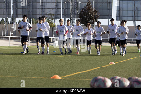 Illescas, Toledo, Spanien. 6. Okt, 2017. Die Spieler des Qum fc Ausbildung an der Illescas 'Tonhöhe. Die Stadt Illescas in Toledo in Spanien begrüßt eine Fußballmannschaft der koreanischen Spieler, die in Spanien leben, sind für ihre europäischen Traum. Sie sind insgesamt 20 junge Menschen, die sich integrieren. Die qum fc (''Dream'' in der Koreanischen), die in einer ungewöhnlichen Casting in Seoul, die mehr als 500 Personen, deren Veranstalter und Präsident des Teams, Kim de Ho angewandte ausgewählt wurden, ist ein Geschäftsmann aus dem Randgebiet von Seoul, der sich in Getafe vor drei Jahren errichtet, während Rubén caã±o, sp Stockfoto