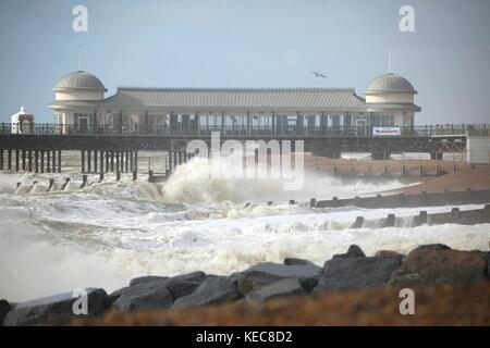 Hastings, East Sussex, UK. 20. Oktober 2017. Sonnig mit sehr stürmischen Bedingungen, Windgeschwindigkeit 25 km/h und Böen von bis zu 41 mph. Hastings Pier. Prognose für stürmisches Wetter für das Wochenende. Wellen an den Strand. Foto: Paul Lawrenson/Alamy leben Nachrichten Stockfoto